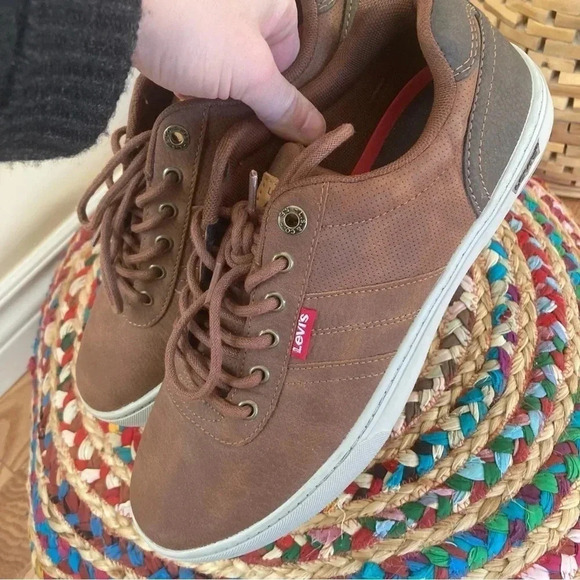 New  Levi’s tan brown sneakers - Picture 5 of 8